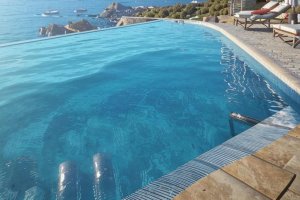 Outdoor all-season pool with sea view